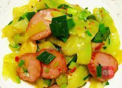 莴笋青蒜炒红肠的做法图解8