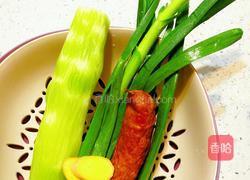 莴笋青蒜炒红肠的做法图解1