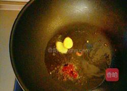 莴笋青蒜炒红肠的做法图解3