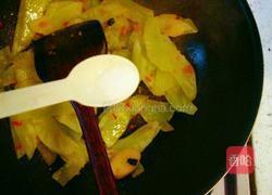 莴笋青蒜炒红肠的做法图解5