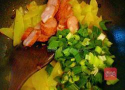 莴笋青蒜炒红肠的做法图解6