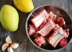 芒果酸甜排骨的做法图解1