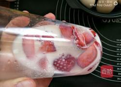 鲜草莓古早味咕噜蛋糕的做法图解2