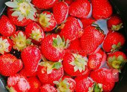 自制草莓果酱的做法图解1