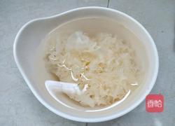 雪梨银耳羹的做法图解2