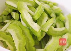 苦瓜炒鸡蛋的做法图解2