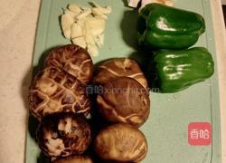 香菇炒鸡的做法图解2