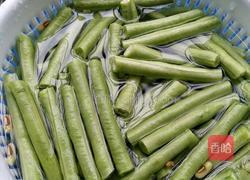 青豆角炒五花肉的做法图解2