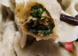 Illustration of how to make dumplings stuffed with chives and sophora flowers 4