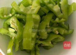 辣椒炒肉炒火腿肠的做法图解2