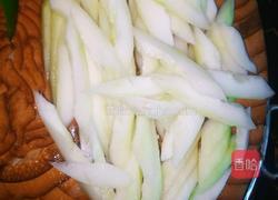 咸肉炒丝瓜的做法图解1
