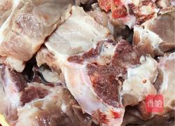 草菇炖腔骨的做法图解1