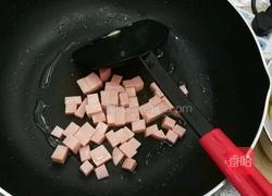 玉米青瓜炒香肠的做法图解2