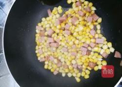 玉米青瓜炒香肠的做法图解3