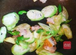 角瓜炒烧猪肉的做法图解5