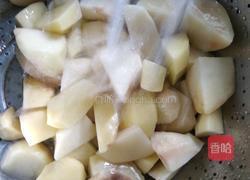 土豆炖鸡边腿的做法图解1