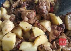 土豆炖鸡边腿的做法图解2
