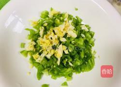 青椒遇见皮蛋的做法图解1