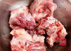 茯苓猪骨祛湿汤的做法图解1