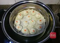 Illustration of how to wrap Xiao Long Bao in dumpling wrappers 8