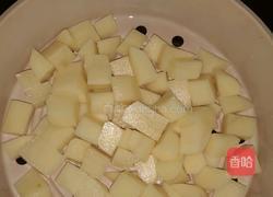 红烧肉炖土豆的做法图解1