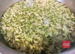 槐花饺子的做法图解3