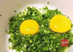 Illustration of how to make leek and egg pancakes 3