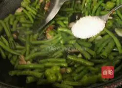 Illustration of Stir-fried Cowpeas with Mushrooms 18