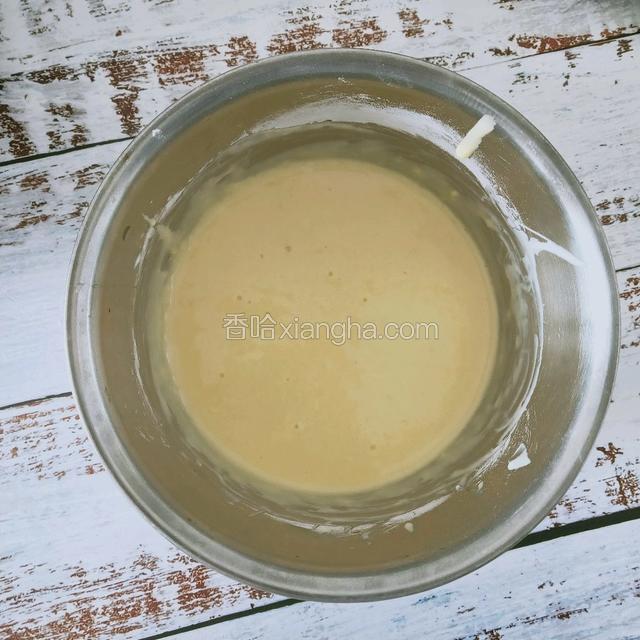 用手动打蛋器搅拌均匀