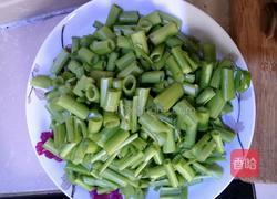 菜梗炒鸭肠的做法图解1