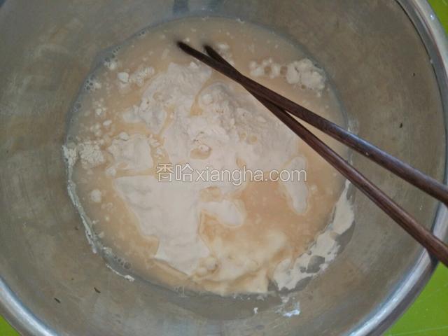 倒入面盆里面，用筷子从外向内搅拌无干粉。