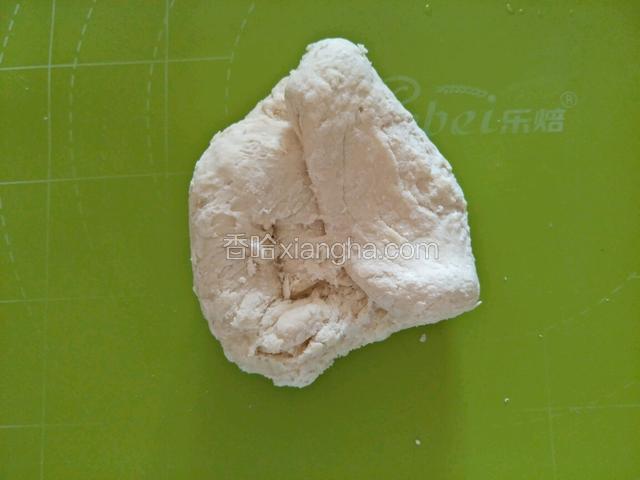 揉成这样的面团放入揉面垫上面。