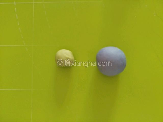 1.5克加入适量菠菜粉揉绿色，15克加入碟豆花粉揉蓝色，剩下的是白色，放入保鲜袋里面。