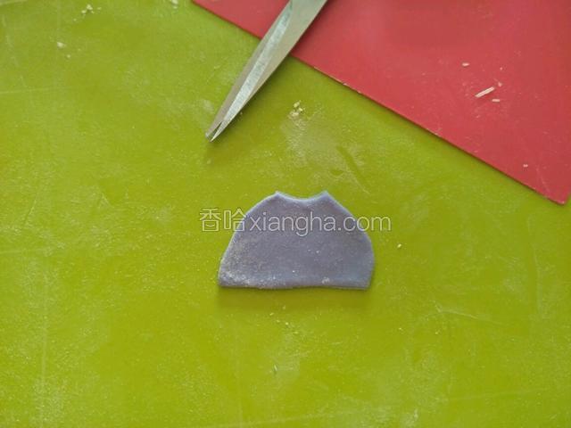 取3克面团搓揉擀平用刮板切割，然后用剪子剪成图片样子。