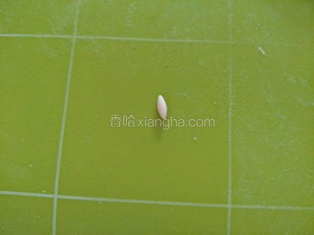 取适量肉色揉成图片样子两个这样的形状做耳朵。
