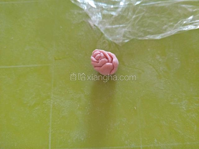 卷成花朵样子。