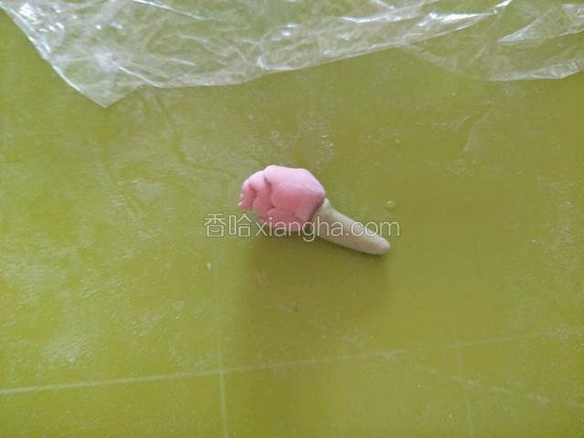 取适量绿色面团搓揉粘贴在上面，在搓揉三个叶子粘贴在上面，做两朵花∠。