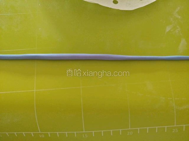 剩下的蓝色搓揉4厘米长条。