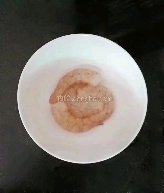 鲜虾去头去尾，剥去虾壳，挑出沙线