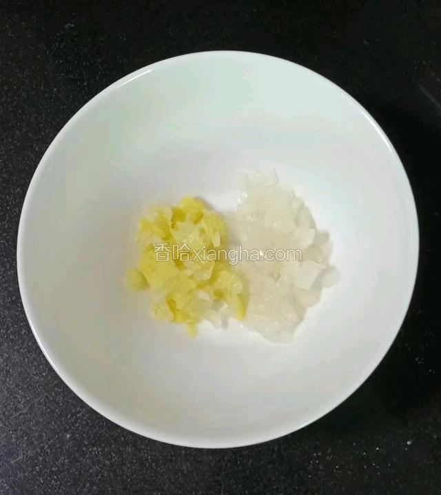 娃娃菜菜梗斜切，菜叶剁碎