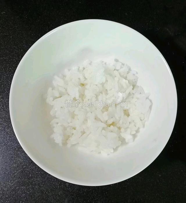 米饭装入碗中