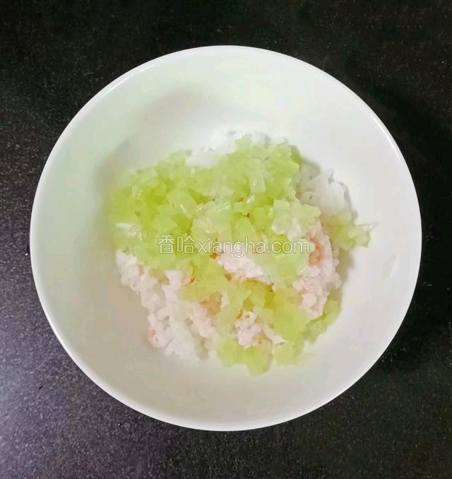 倒入虾肉和莴笋