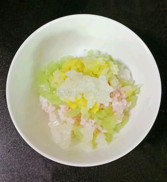 再倒入娃娃菜菜梗和菜叶