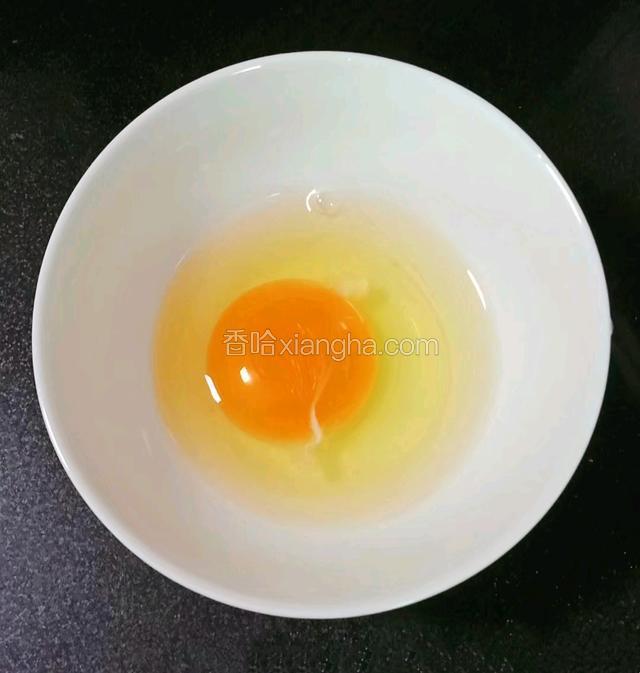 碗中磕入鸡蛋