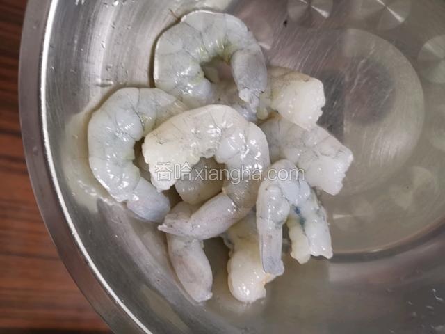 把冻虾仁加水解冻