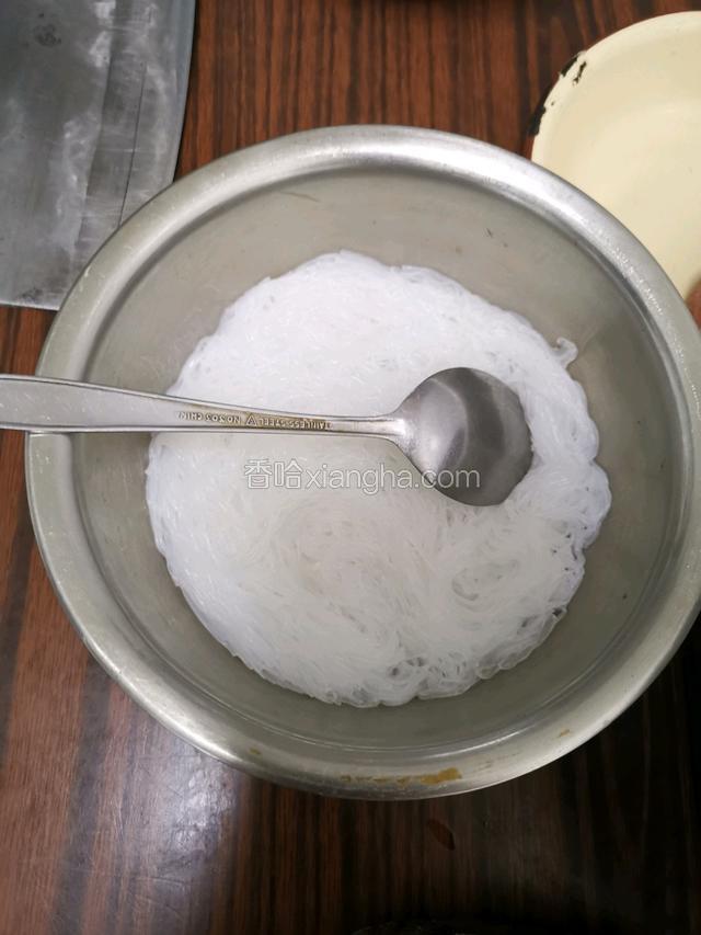 把粉丝泡软，备用（可以后泡）