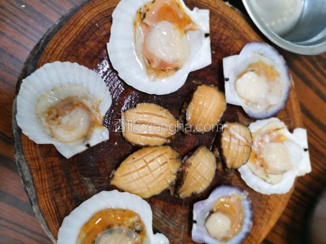 用水把扇贝，鲍鱼清洗干净，去除内脏