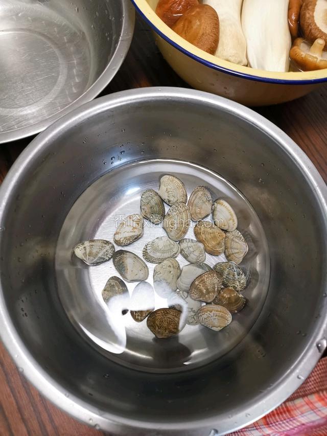 用小盆放点水盖过蚬子并放入少许的盐，让蚬子吐出泥沙