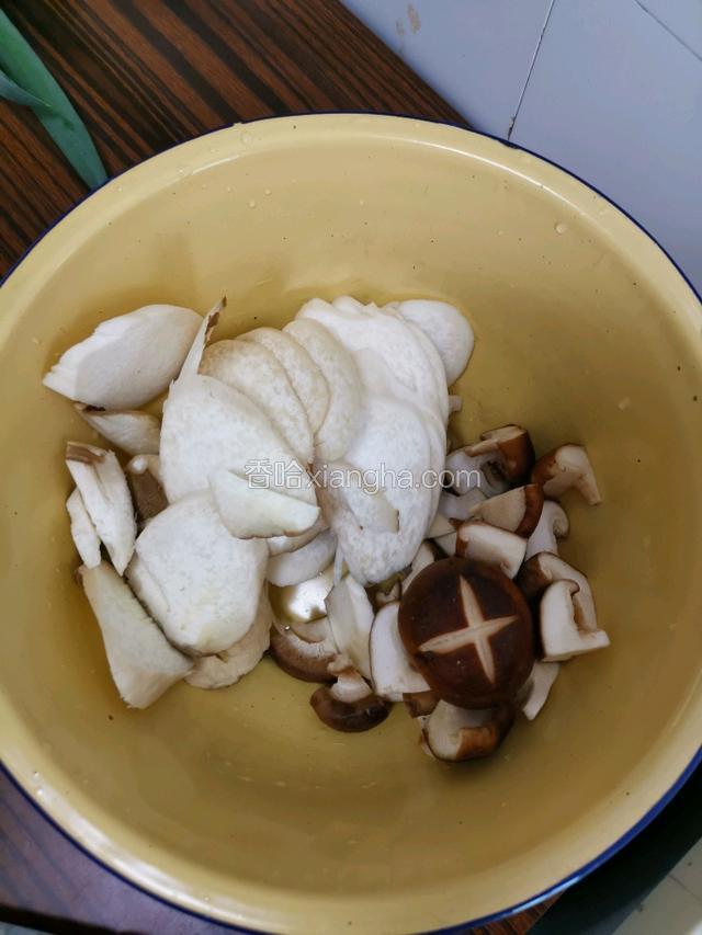 将杏鲍菇切片，香菇切块，备用
