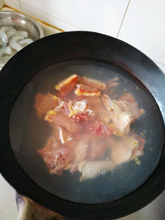 把鸡肉剁成小块，冷水下锅焯熟